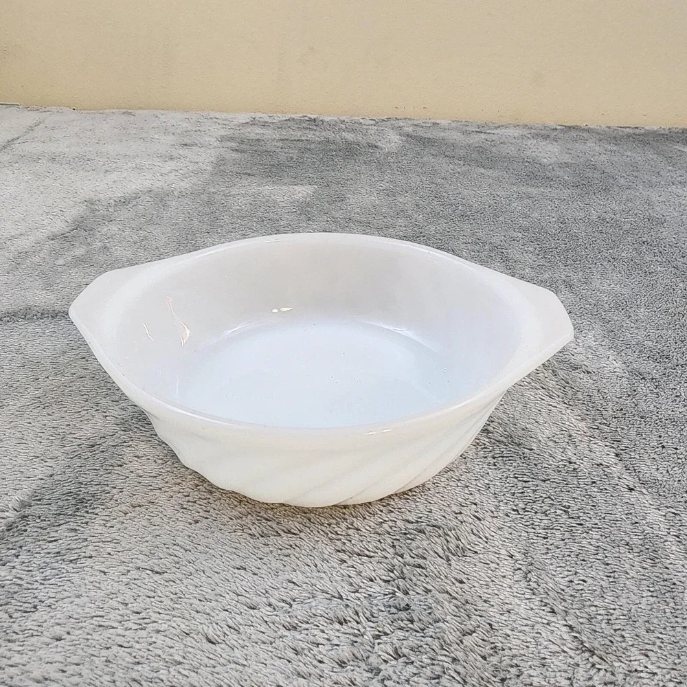 Vintage 1970's Anchor Hocking Fire-King Oven Ware Swirl Bowl w/Handles,‎ White
